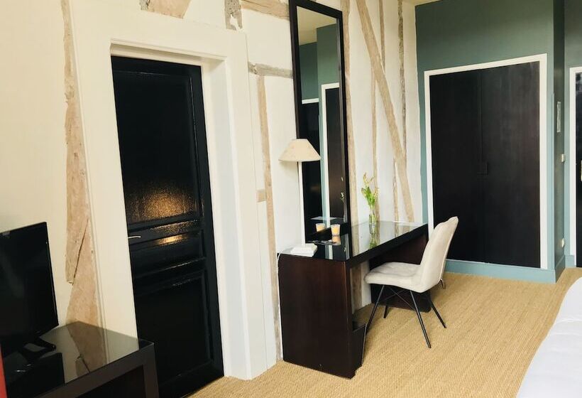 غرفة قياسية, Château De La Pomarède