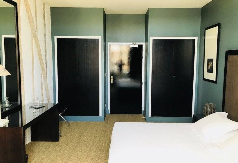 غرفة قياسية, Château De La Pomarède