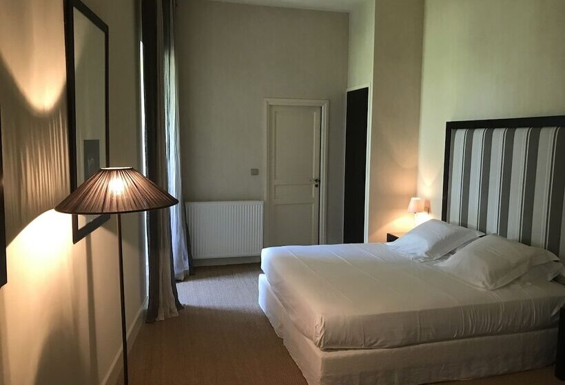 غرفة قياسية, Château De La Pomarède