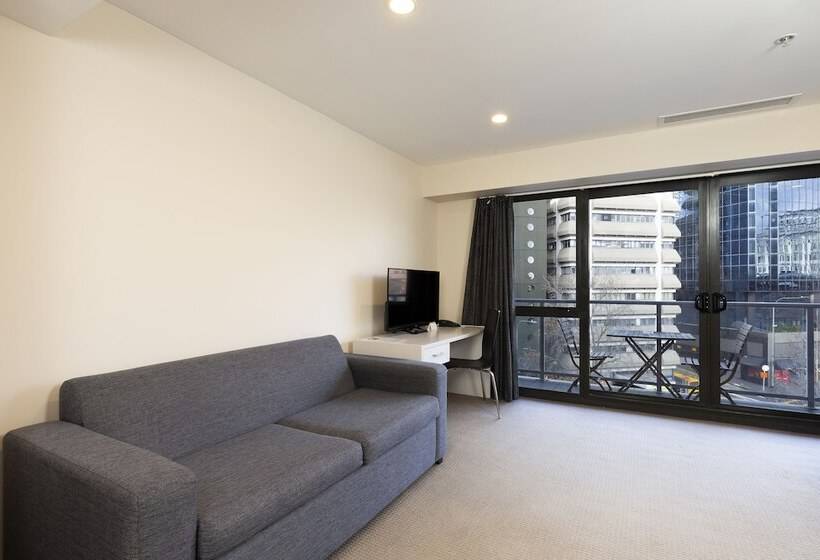 标准工作室, The Chancellor On Hobson