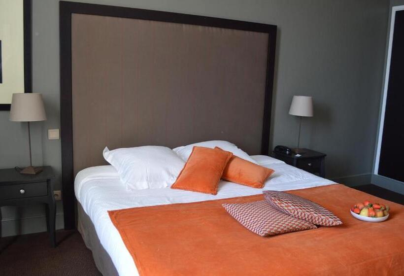 غرفة قياسية, Château De La Pomarède