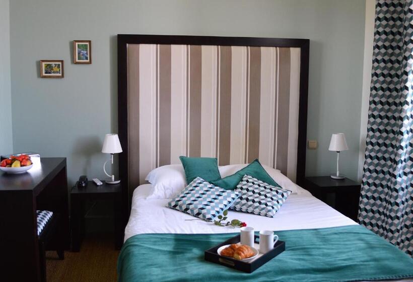 غرفة قياسية, Château De La Pomarède