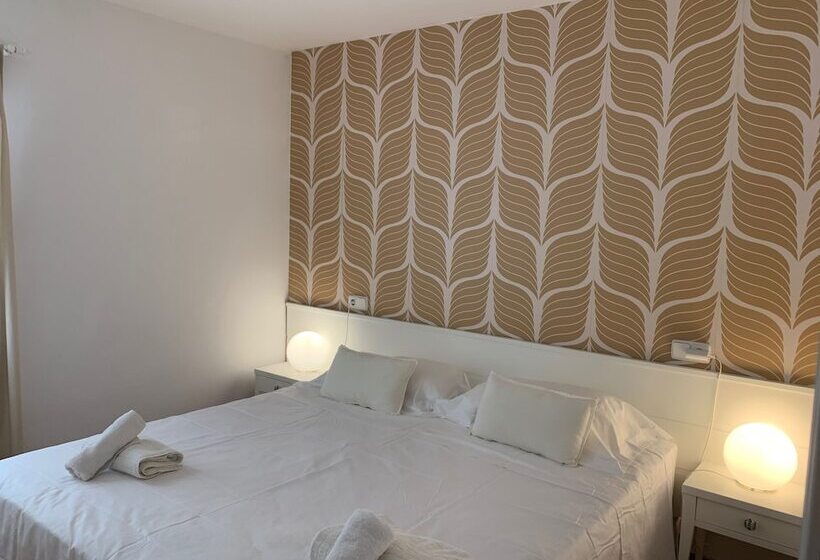 דירת חדר, The Desmais