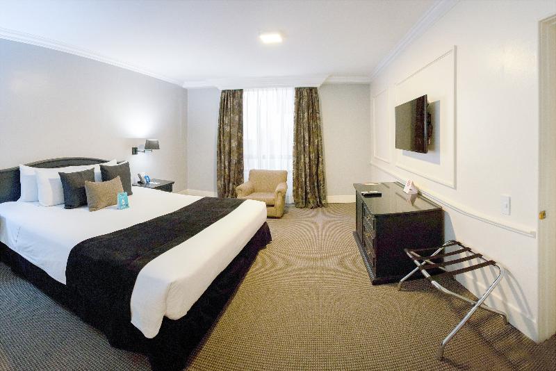 スイート, Dann Carlton Quito