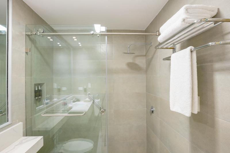 スイート, Dann Carlton Quito