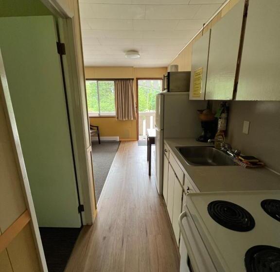 اتاق لوکس خانوادگی, Pioneer Inn By The River