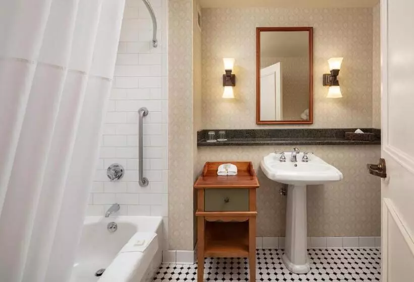 اتاق لوکس با تخت بزرگ, St. Eugene Golf Resort & Casino