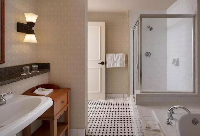 Deluxe Suite King Bed, St. Eugene Golf Resort & Casino