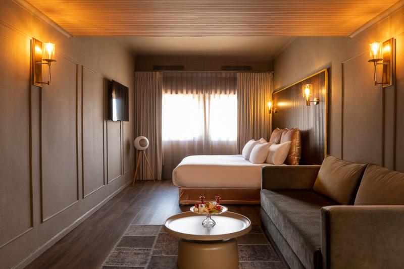 デラックストリプルルーム, Leonardo Gordon Beach