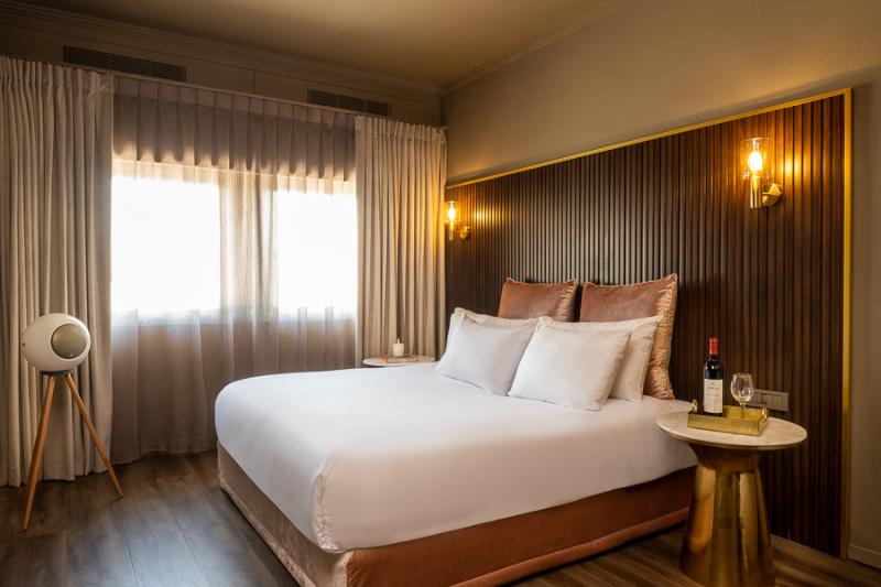 デラックスルーム, Leonardo Gordon Beach