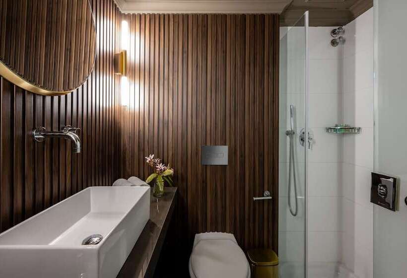 デラックスルーム, Leonardo Gordon Beach