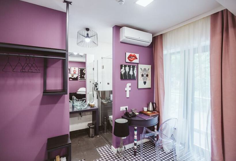 스탠다드 싱글 룸, Lol Et Lola