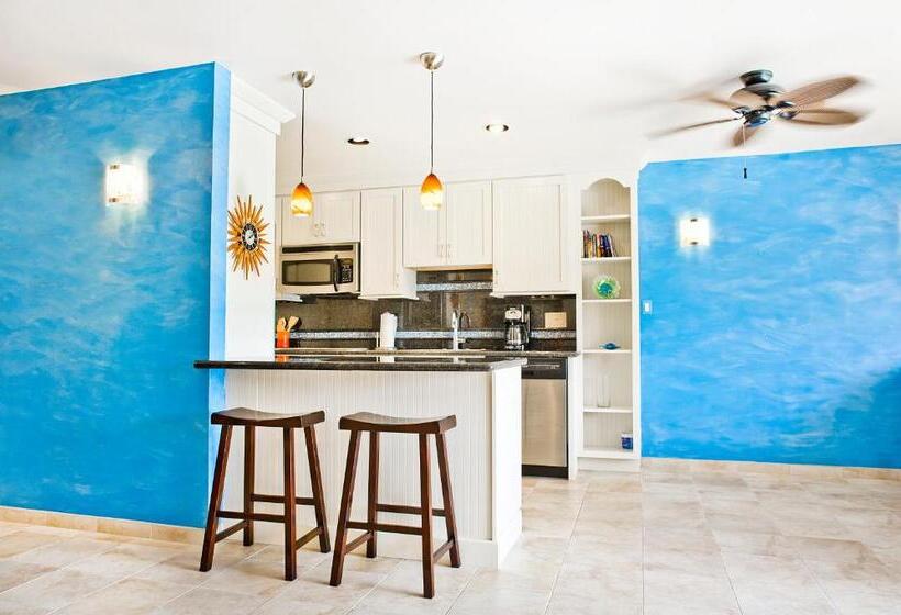 سوئیت با تخت بزرگ, Secret Harbour Beach Resort