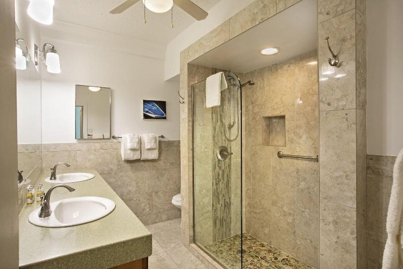 سوئیت با تخت بزرگ, Secret Harbour Beach Resort