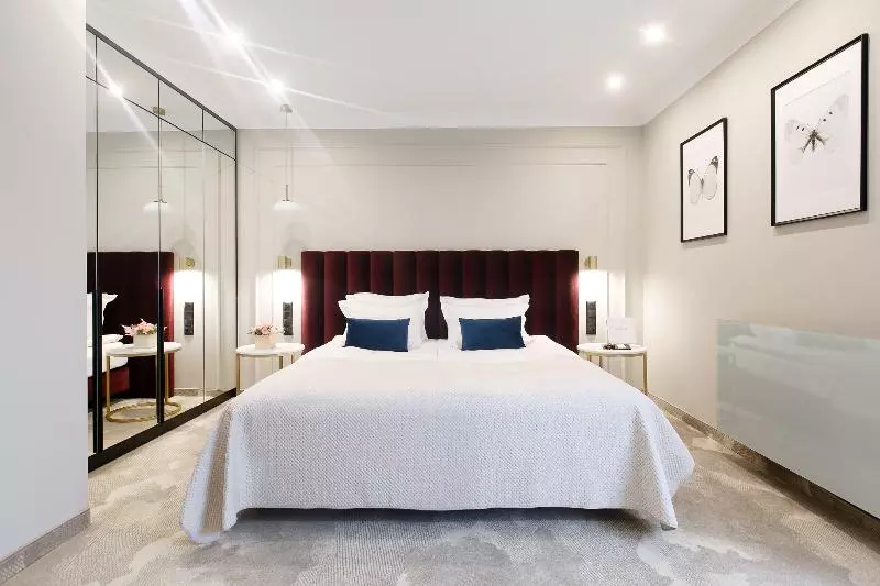 سوییت, Happy Hotel Girassol