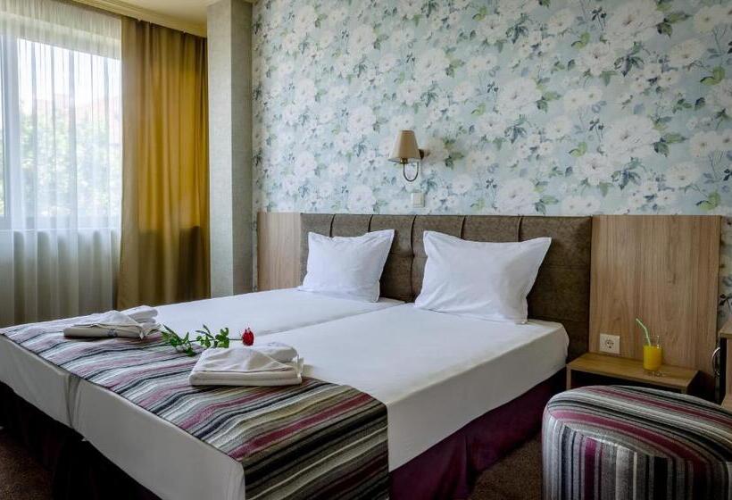 이코노미 룸, Alliance