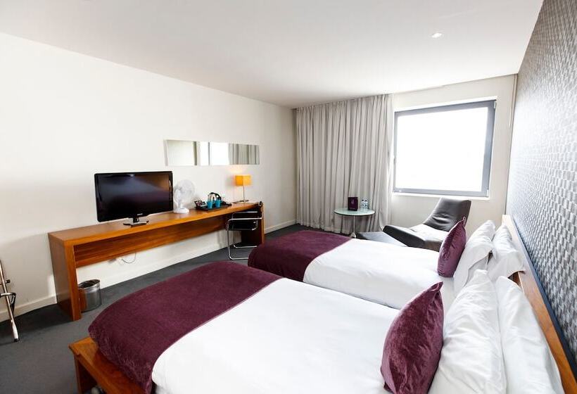 חדר סטנדרט, The D