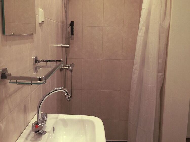 标准单人间, Damrak Inn