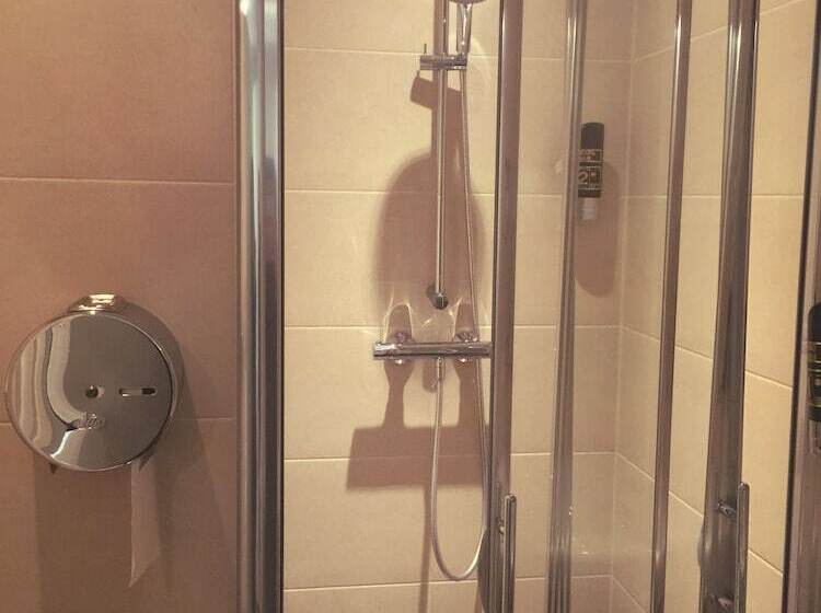 غرفة قياسية ثلاثية, Damrak Inn