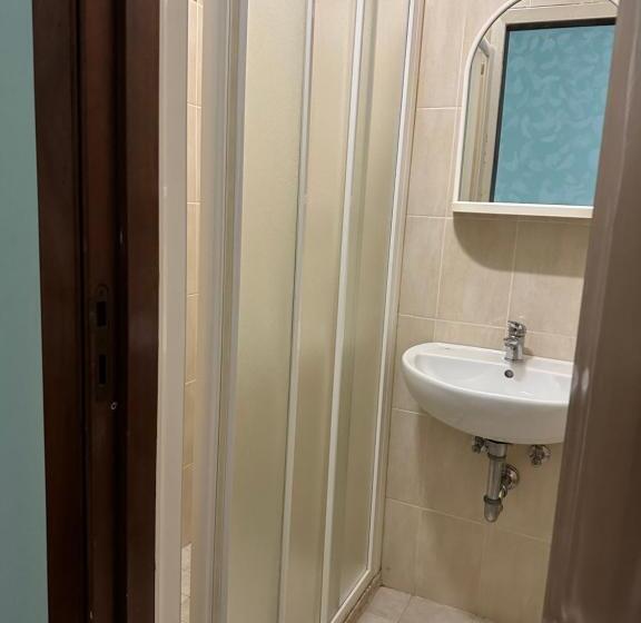 اتاق استاندارد سه نفره, Enna Rimini