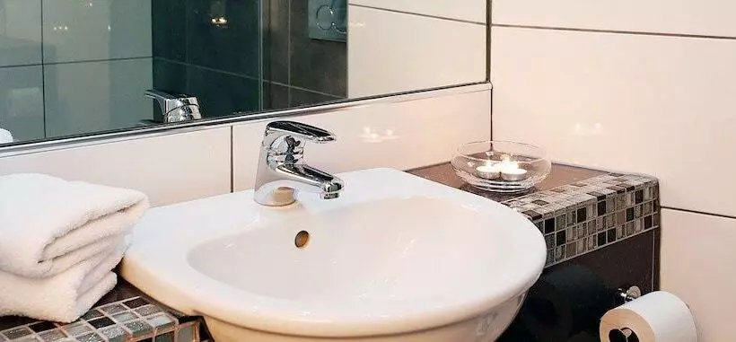 キングサイズベッドのスタンダードルーム, Maldron Hotel & Leisure Centre Limerick