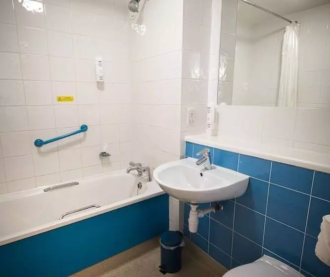 اتاق استاندارد سه نفره, Travelodge Waterford