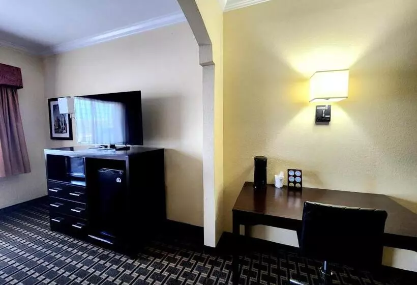 キングサイズベッドのデラックスルーム, Days Inn & Suites By Wyndham Sam Houston Tollway