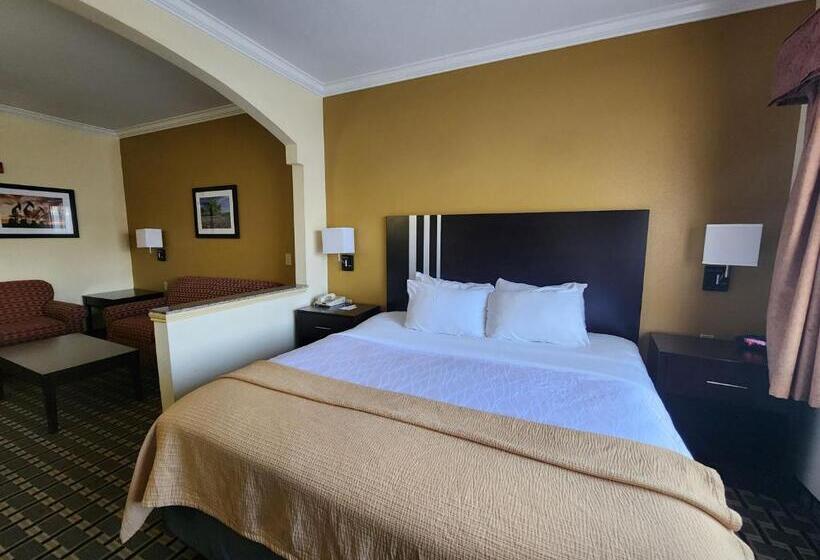 Люкс Кровать Кинг, Days Inn & Suites By Wyndham Sam Houston Tollway