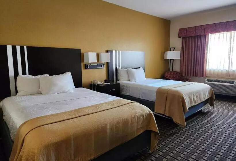 身障者適用クイーンサイズベッドルーム, Days Inn & Suites By Wyndham Sam Houston Tollway