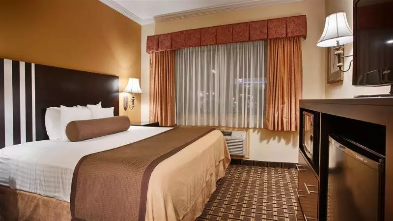 キングサイズベッドのデラックスルーム, Days Inn & Suites By Wyndham Sam Houston Tollway