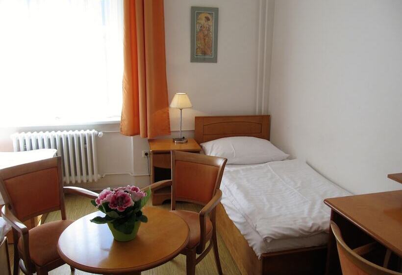 اتاق استاندارد چهارنفره با سرویس بهداشتی مشترک, Pension Jana   Domov Mládeže