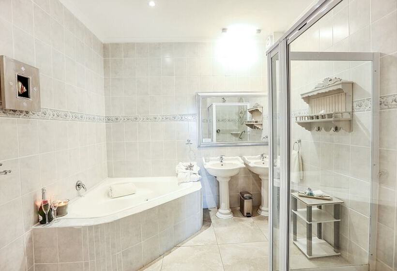 חדר אקזקיוטיב, Misty Waves Boutique