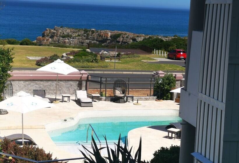 חדר אקזקיוטיב, Misty Waves Boutique