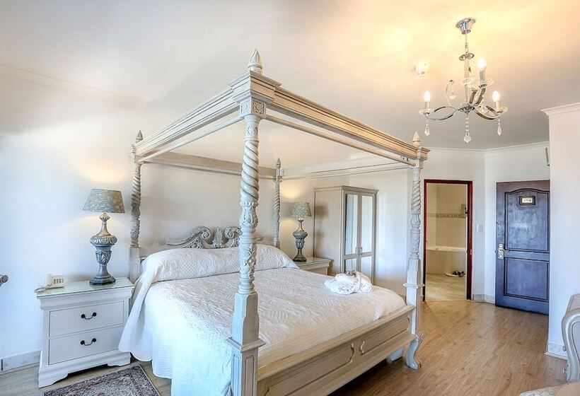 חדר אקזקיוטיב, Misty Waves Boutique