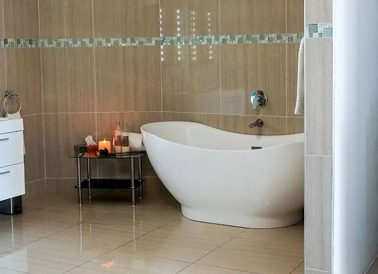 Penthouse Room, Misty Waves Boutique