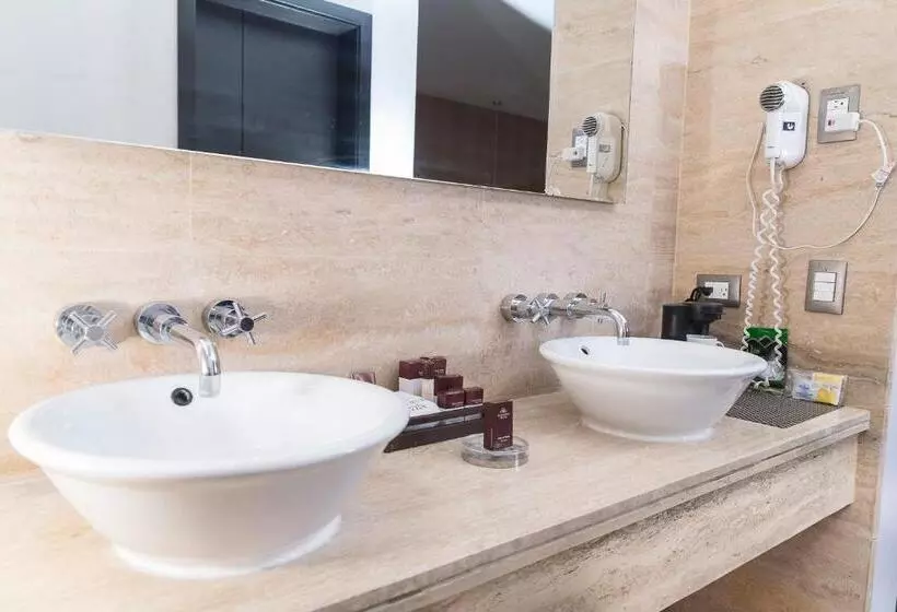 سوییت لوکس, Trinitarias Suites