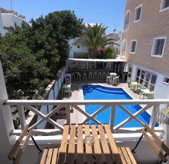 חדר סטנדרט לשלושה עם נוף לבריכה, Anny Studios & Rooms Perissa Beach