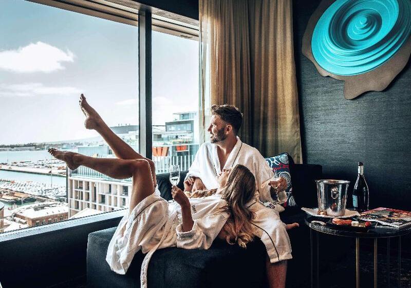 Habitació Estàndard, Anessis