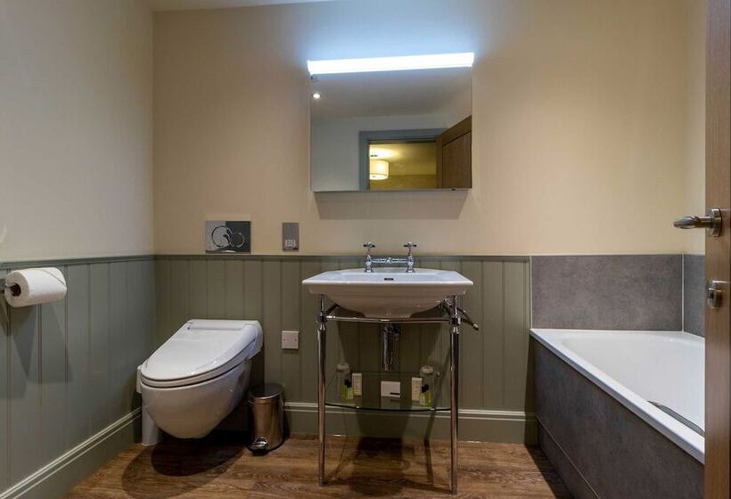 חדר משפחתי, Damson Dene