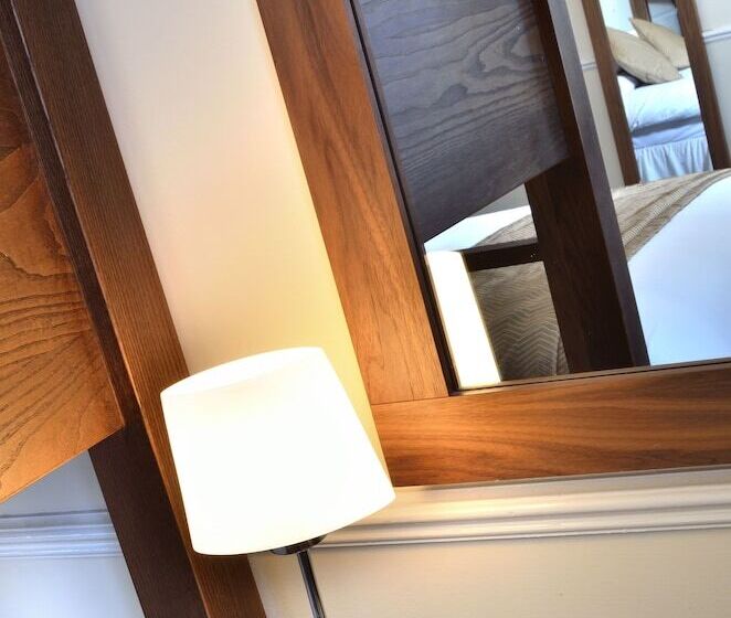 חדר משפחתי, Damson Dene