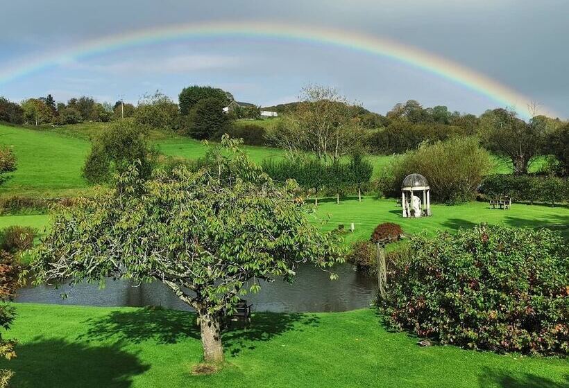 חדר משפחתי, Damson Dene