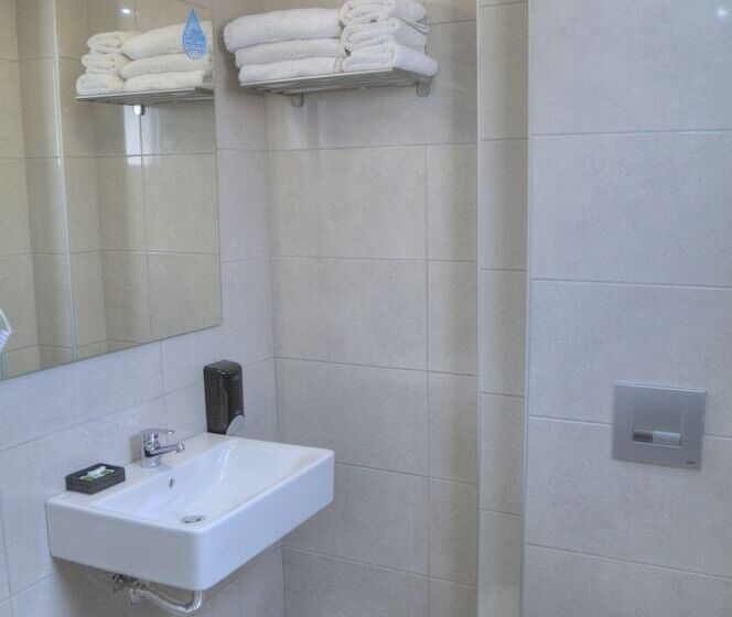 جناح عائلي, Faedra Beach