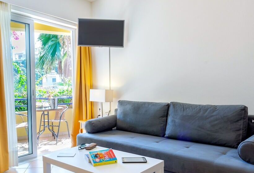 جناح عائلي, Faedra Beach