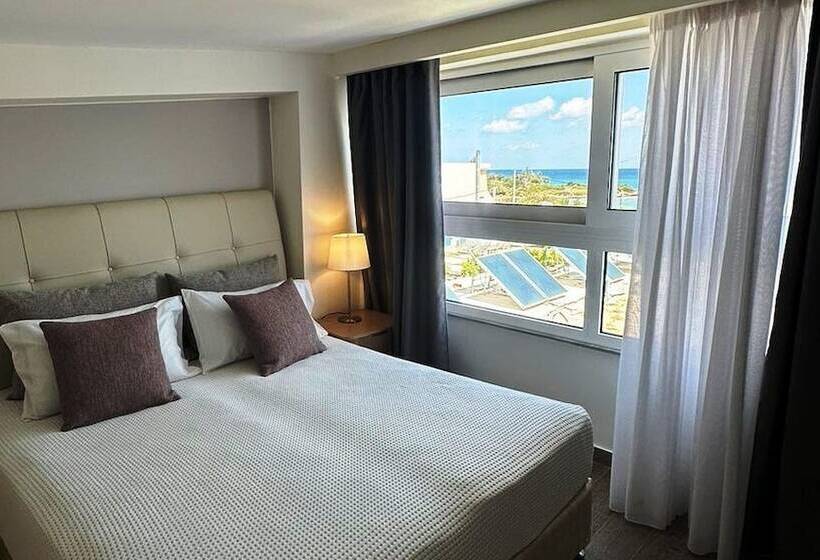 جناح عائلي, Faedra Beach