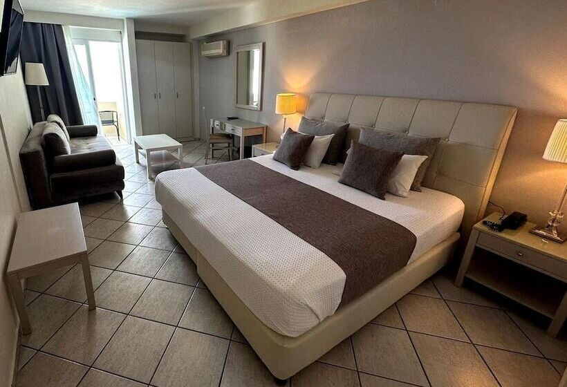 غرفة قياسية ثلاثية, Faedra Beach