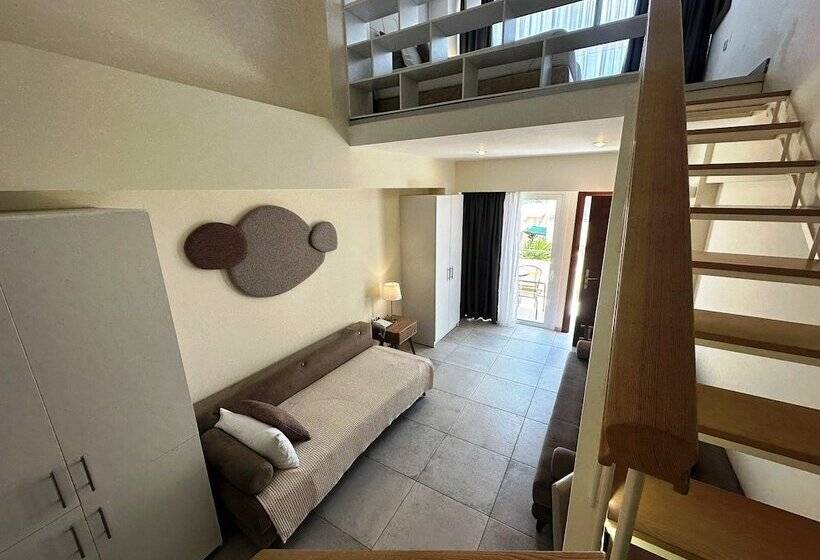 جناح عائلي, Faedra Beach