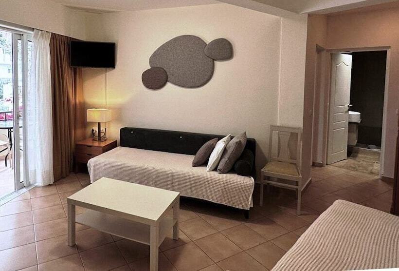 جناح عائلي, Faedra Beach