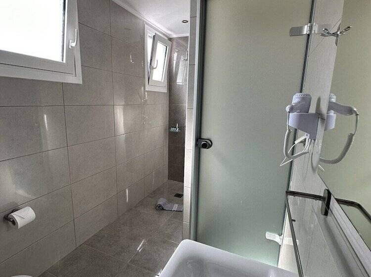 סוויטה משפחתית, Faedra Beach