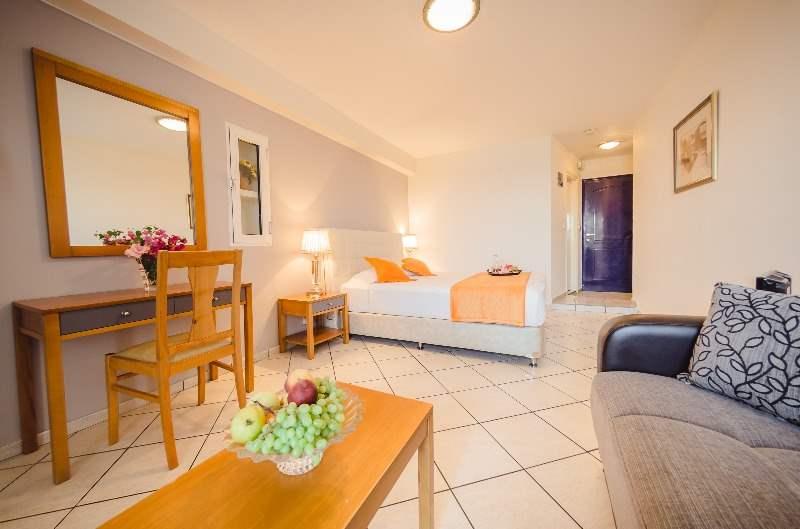 غرفة قياسية ثلاثية, Faedra Beach