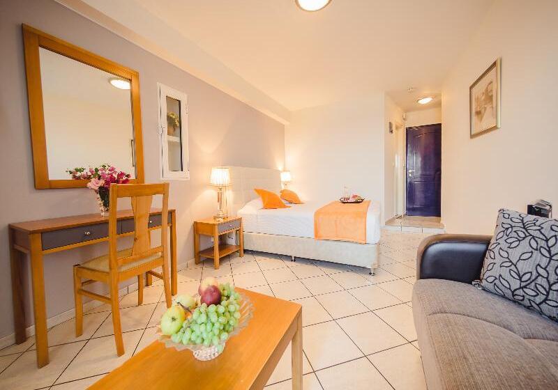 غرفة قياسية ثلاثية, Faedra Beach